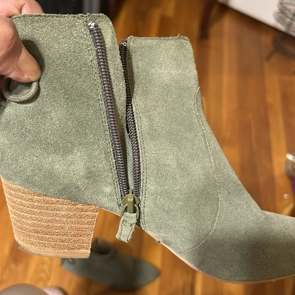 Very cute very comfortable greenish booties - Picture 4 of 4